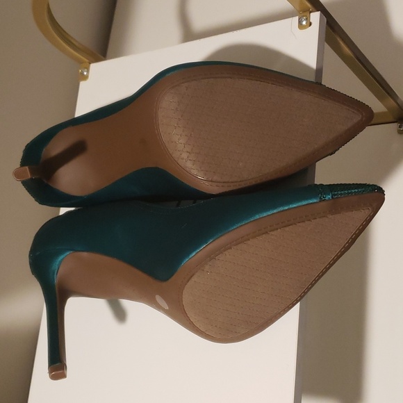 Exquisite Women's 4 inch Emerald Green heels - Picture 2 of 2